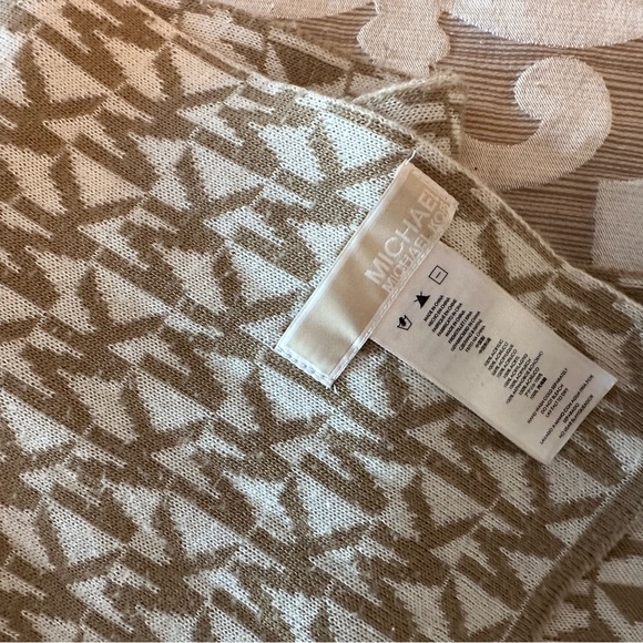 Beautiful reversible Michael Kors logo winter scarf 🧣 - Picture 6 of 11